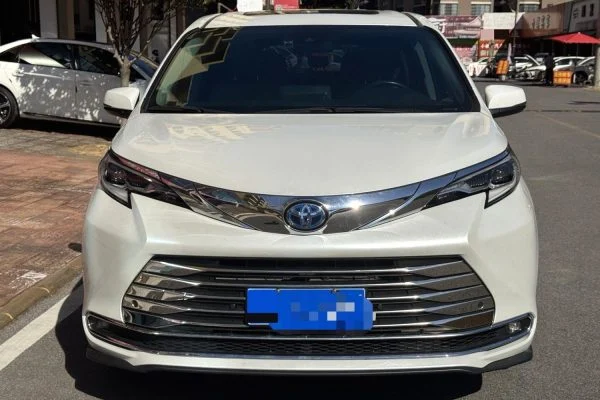 2023 Toyota Sienna 2.5 Comfort Edition Hybrid – White Exterior