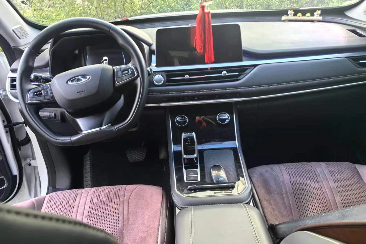 奇瑞瑞虎8 2025款白色7座SUV，黑色真皮内饰，中国青岛