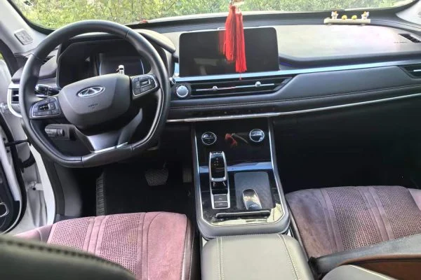 奇瑞瑞虎8 2025款白色7座SUV，黑色真皮内饰，中国青岛