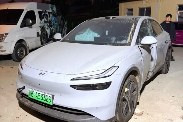 2026 ONVO L60 60kWh Max+ electric coupe SUV, white exterior, red interior, for export from China